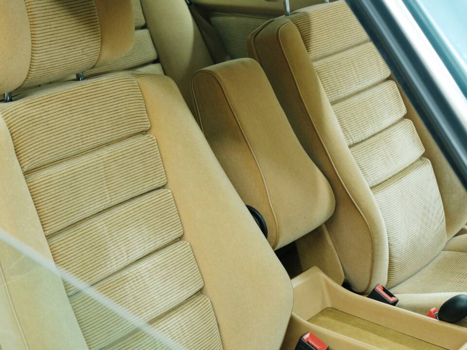 Bild 42/50 von Mercedes-Benz 380 SEC (1983)