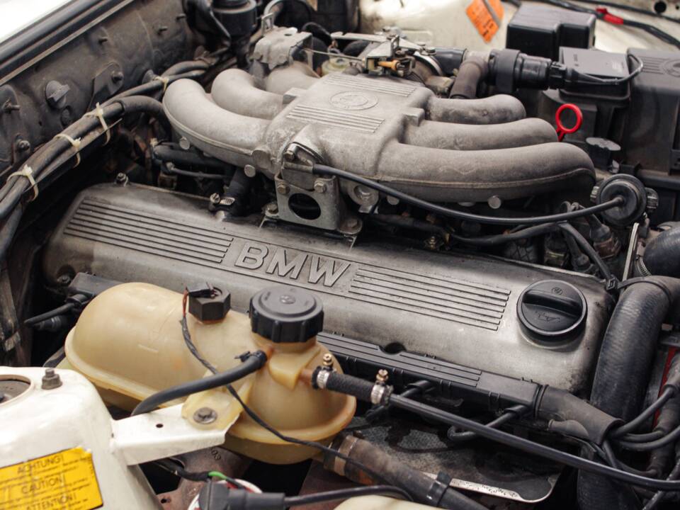 Image 35/38 of BMW 325i (1986)