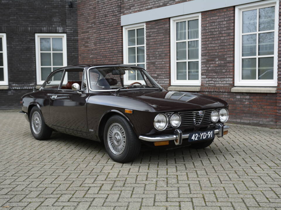 Image 2/22 de Alfa Romeo 2000 GT Veloce (1974)