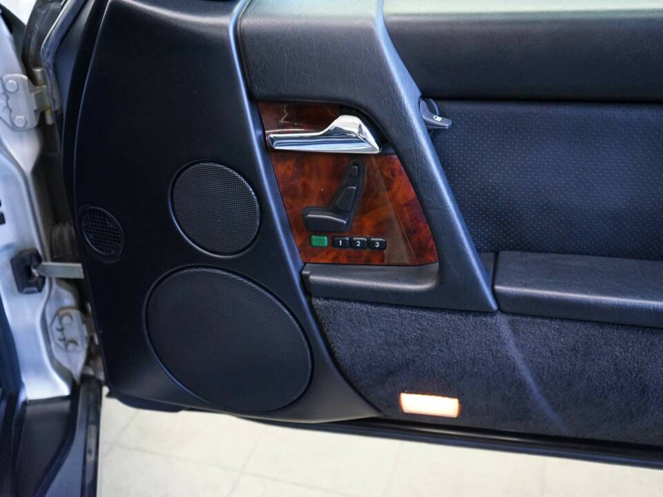 Image 28/42 of Mercedes-Benz 500 SL (1992)