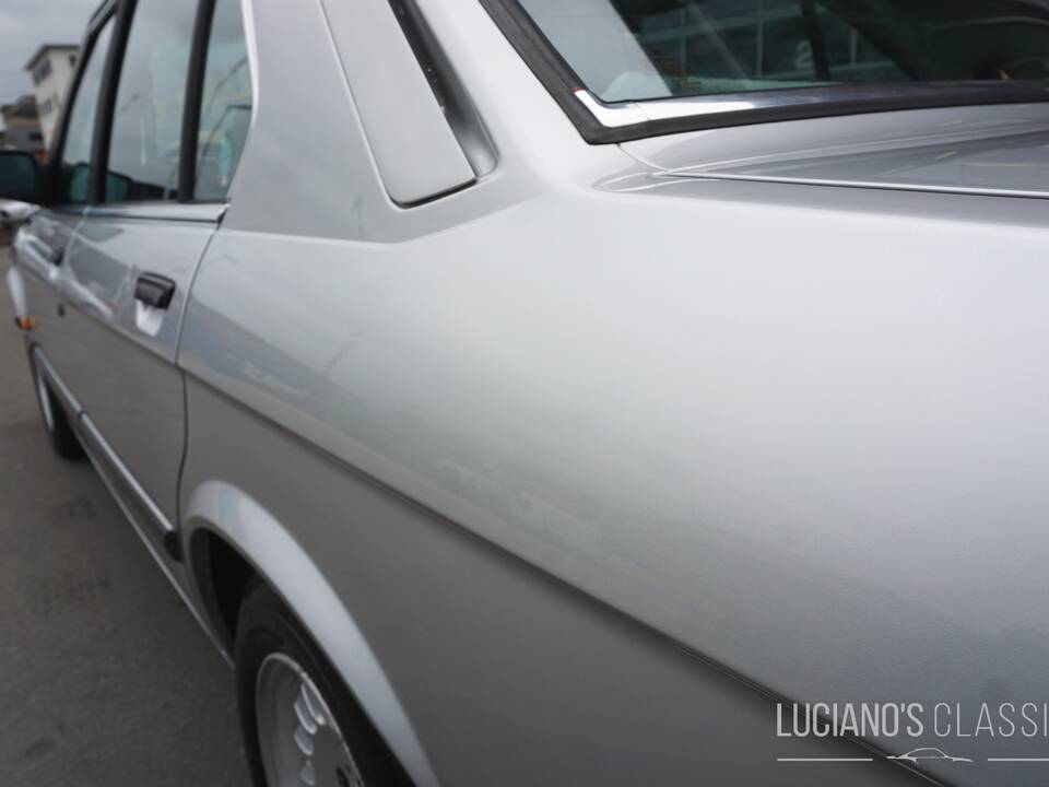 Image 22/59 of BMW 528i (1982)