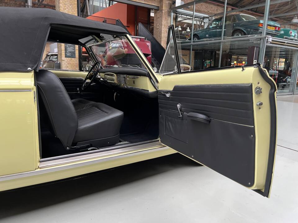 Bild 24/31 von Peugeot 403 Cabriolet (1957)