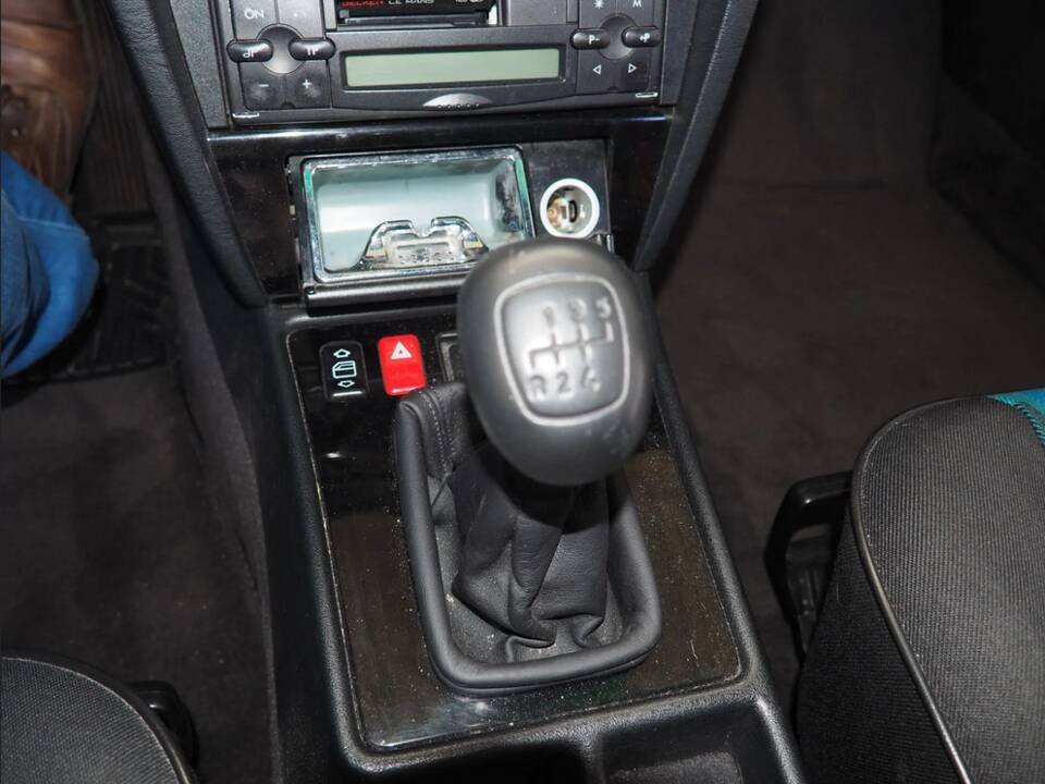 Image 63/137 of Mercedes-Benz 190 E 1.8 Avantgarde &quot;Rosso&quot; (1992)