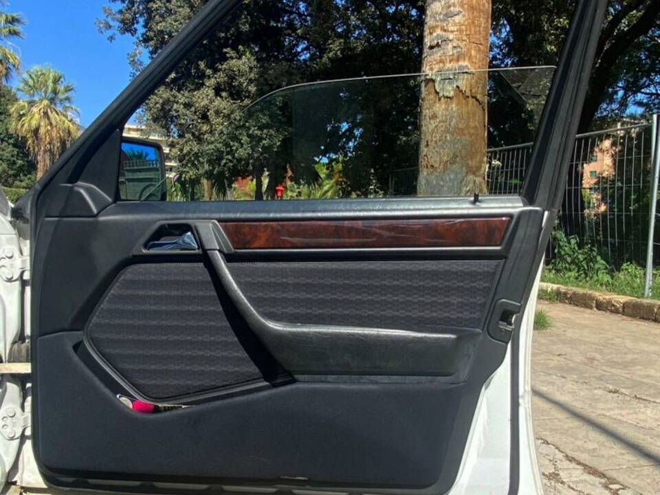 Bild 20/48 von Mercedes-Benz 200 E (1991)