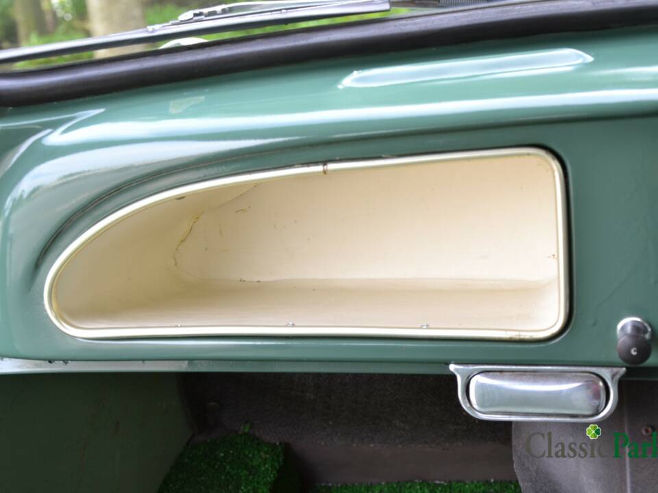 Image 30/50 of Morris Minor 1000 Traveller (1964)