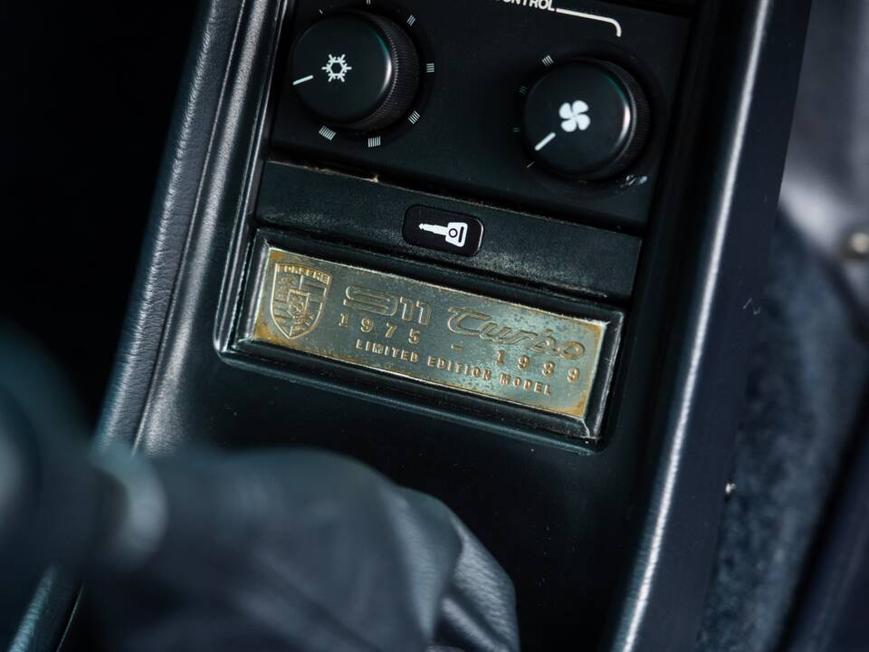 Image 22/50 of Porsche 911 Turbo LE (1989)