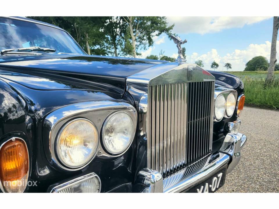 Image 8/49 of Rolls-Royce Corniche (1975)