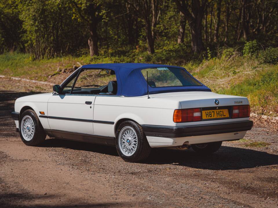 Bild 17/36 von BMW 318i (1991)