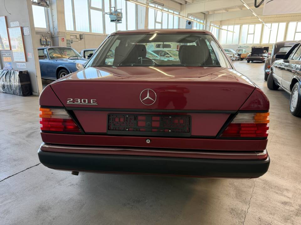 Image 21/21 of Mercedes-Benz 230 E (1992)