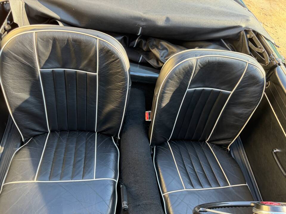 Image 11/12 of MG MGB (1964)