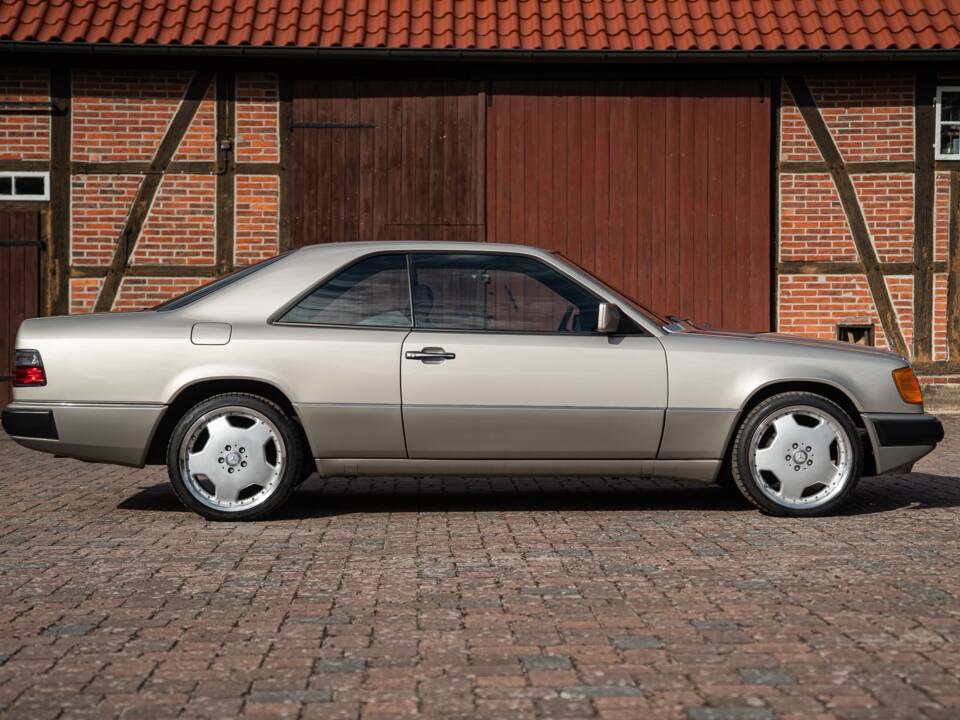 Immagine 12/73 di Mercedes-Benz 300 CE (1991)