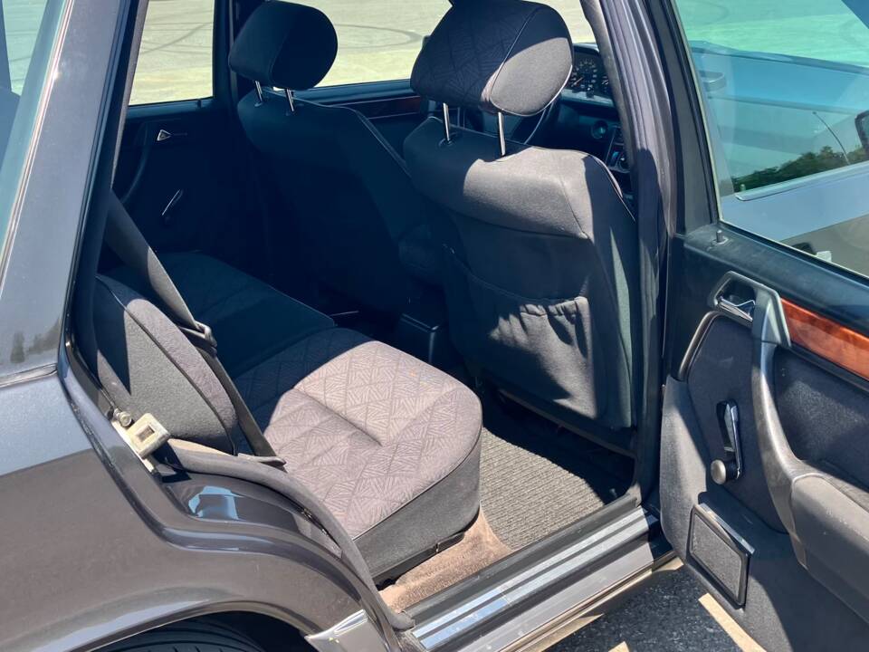 Bild 18/41 von Mercedes-Benz E 220 T (1995)