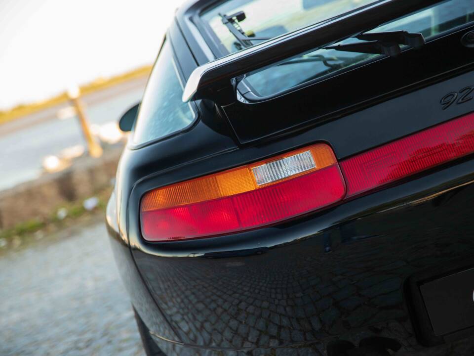 Image 21/63 of Porsche 928 GTS (1994)