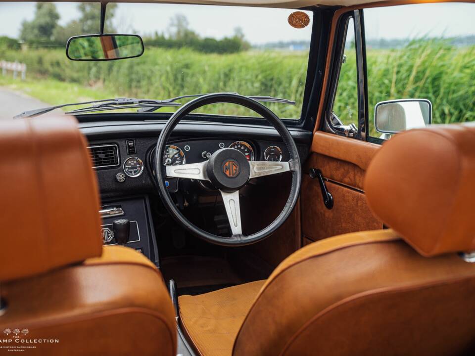 Image 17/40 of MG MGB GT V8 (1973)