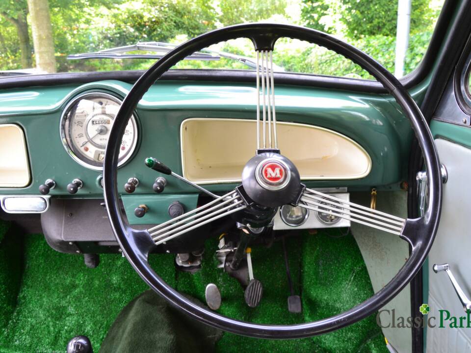 Image 26/50 of Morris Minor 1000 Traveller (1964)