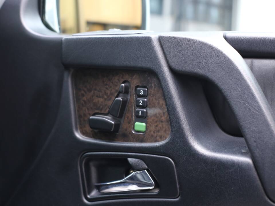 Image 27/64 of Mercedes-Benz G 400 CDI (LWB) (2004)