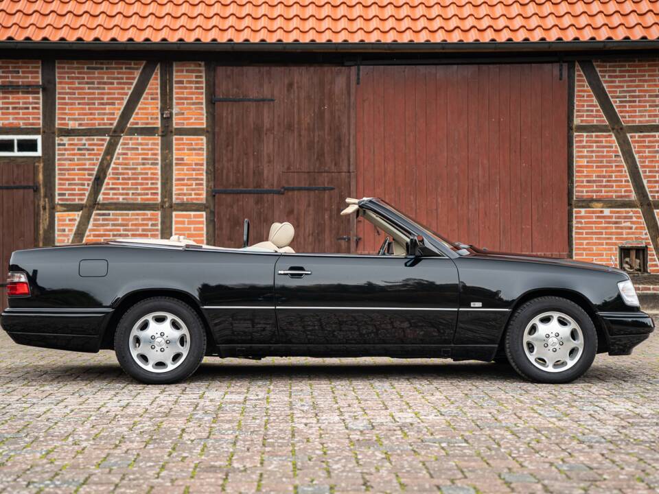 Image 13/83 de Mercedes-Benz E 220 (1996)