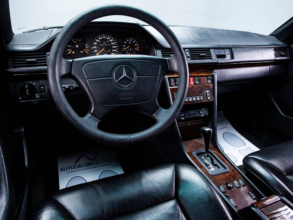 Imagen 15/29 de Mercedes-Benz E 320 (1995)