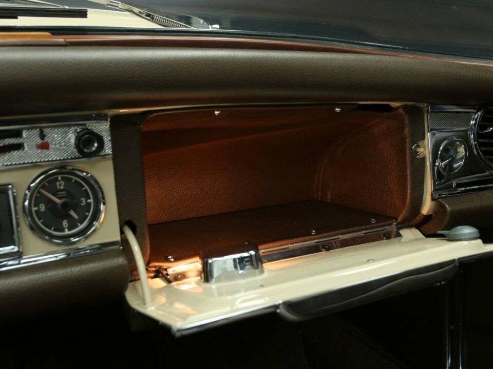 Image 23/50 of Mercedes-Benz 230 SL (1967)
