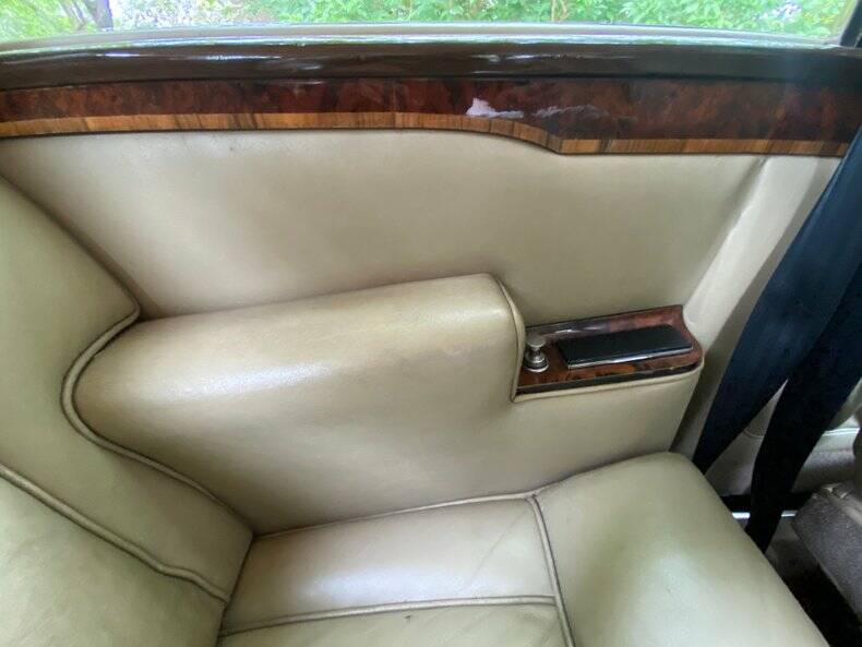 Bild 38/50 von Bentley Corniche (1980)