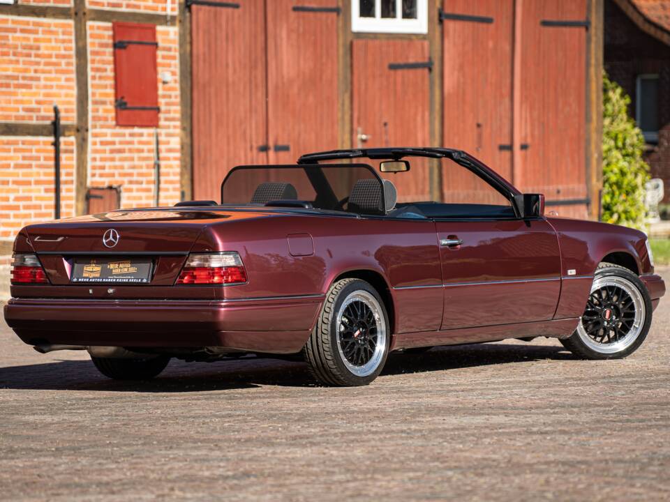 Bild 16/42 von Mercedes-Benz E 200 (1997)
