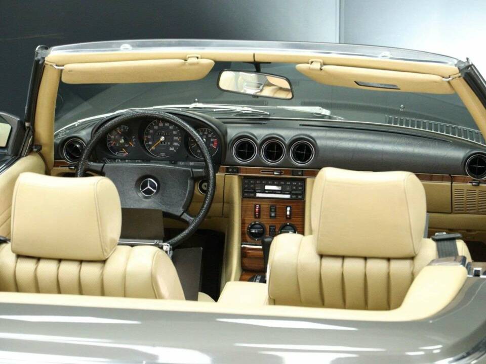 Afbeelding 25/30 van Mercedes-Benz 380 SL (1983)
