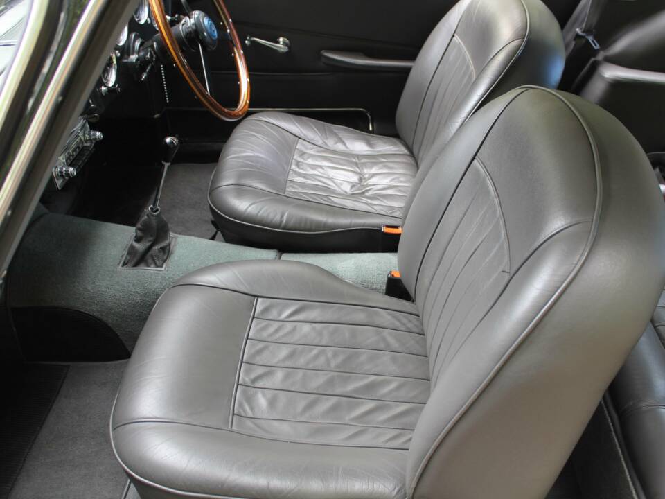 Image 12/19 of Aston Martin DB 4 (1961)