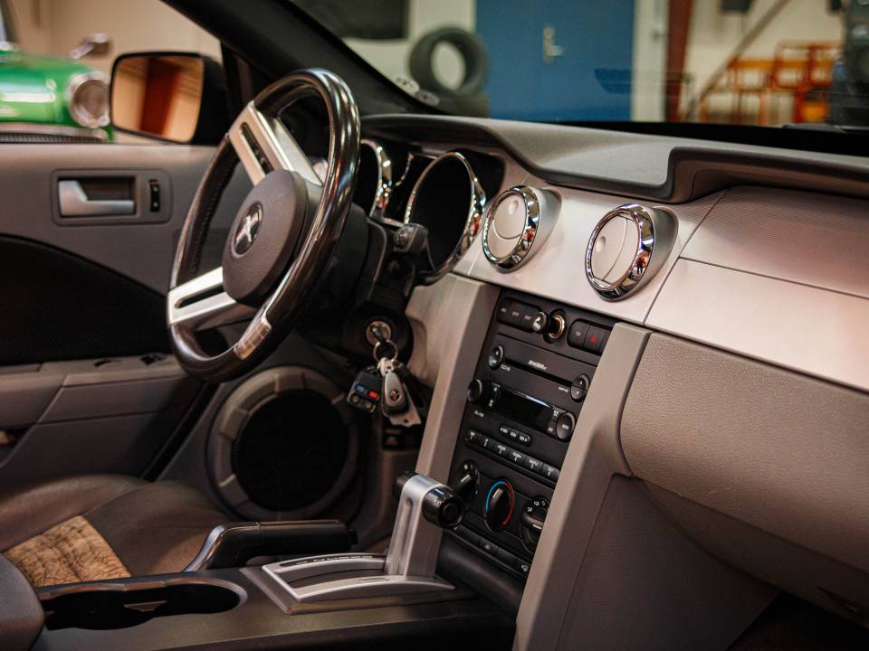 Image 48/49 of Ford Mustang GT (2006)