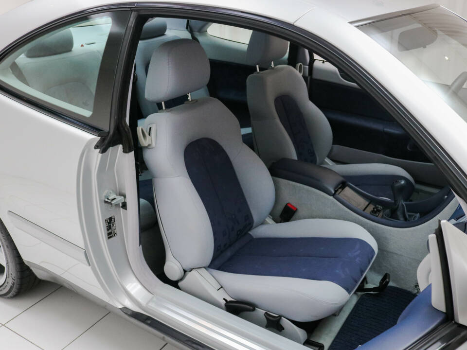 Immagine 7/13 di Mercedes-Benz CLK 230 Kompressor (1998)