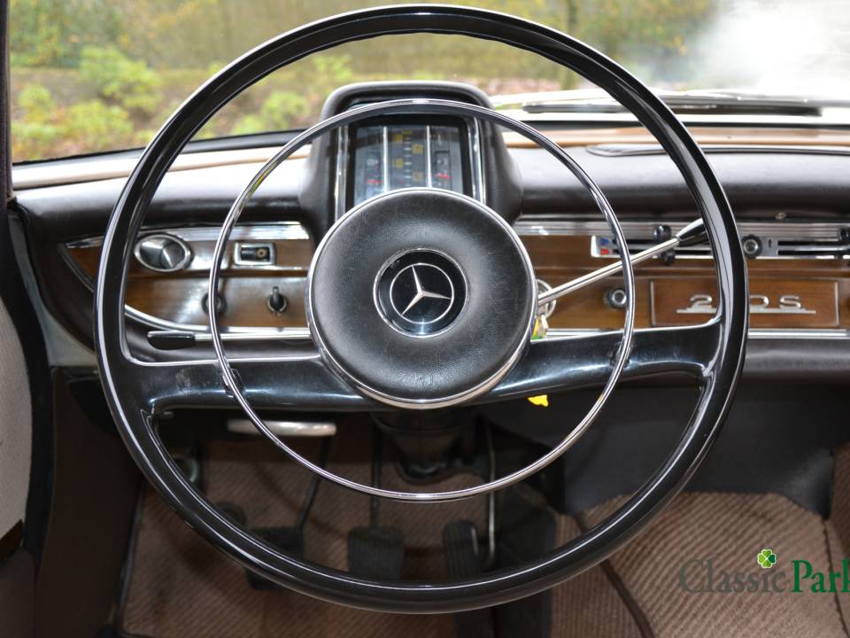 Image 11/50 of Mercedes-Benz 220 S b (1961)
