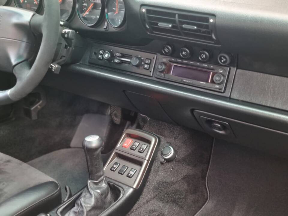 Image 23/45 of Porsche 911 Carrera 4 (1995)