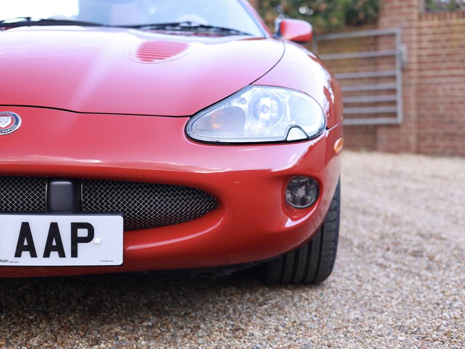 Image 23/50 de Jaguar XKR (2000)