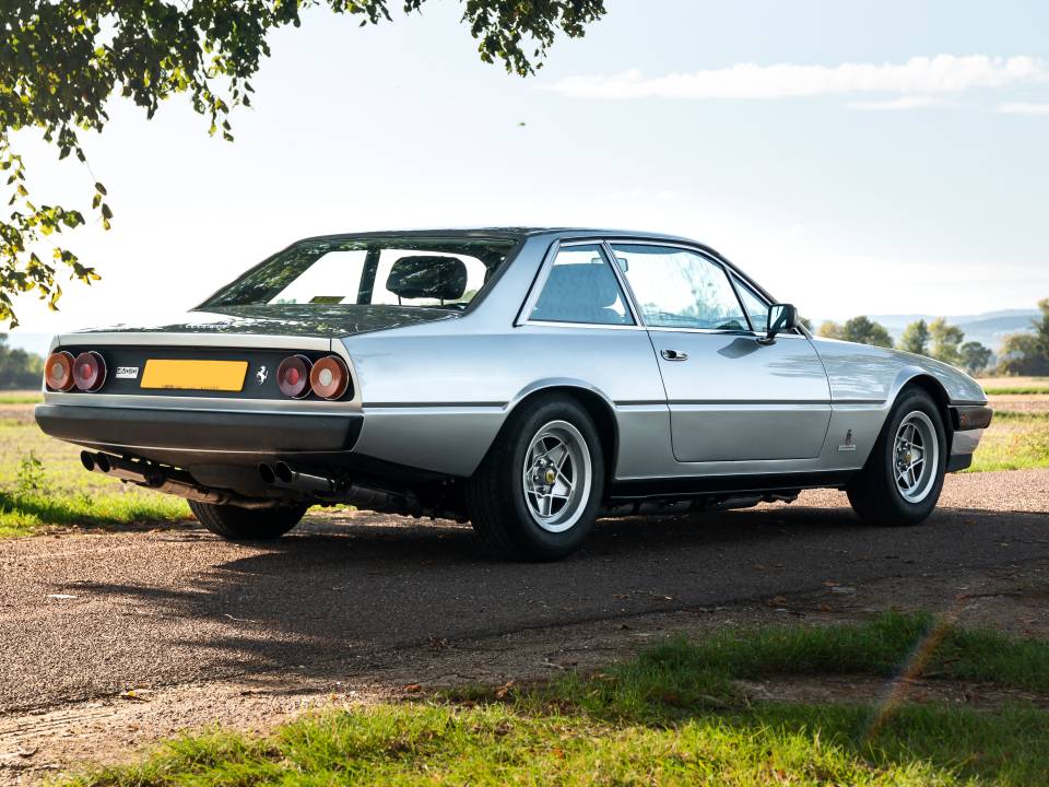 Image 2/32 of Ferrari 400 GT (1977)