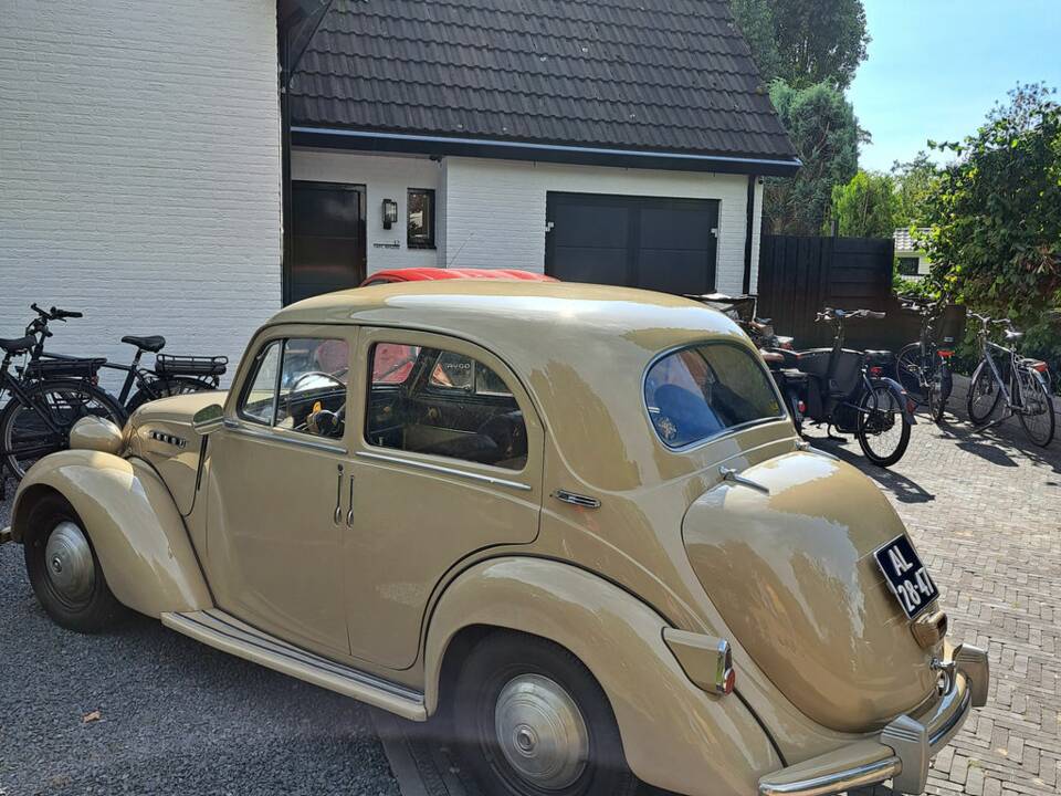 Image 4/8 of SIMCA 8 Sport (1951)