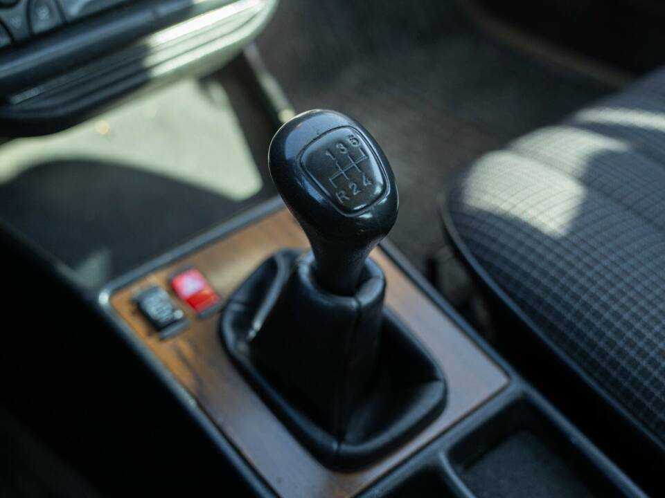 Bild 46/50 von Mercedes-Benz 190 E (1988)