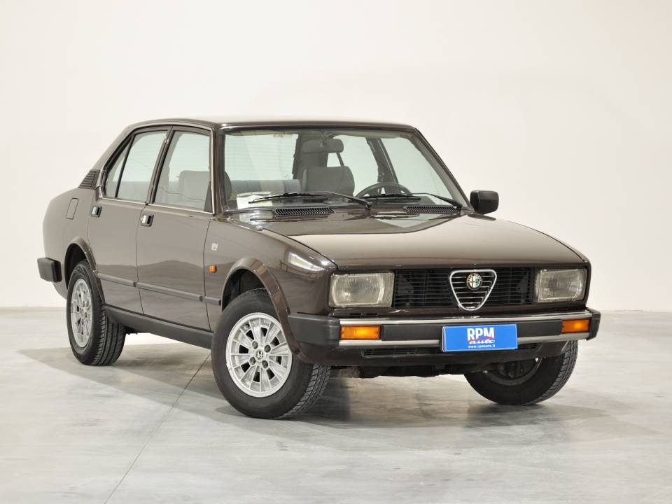 Image 1/36 de Alfa Romeo Alfetta 1.6 (1983)