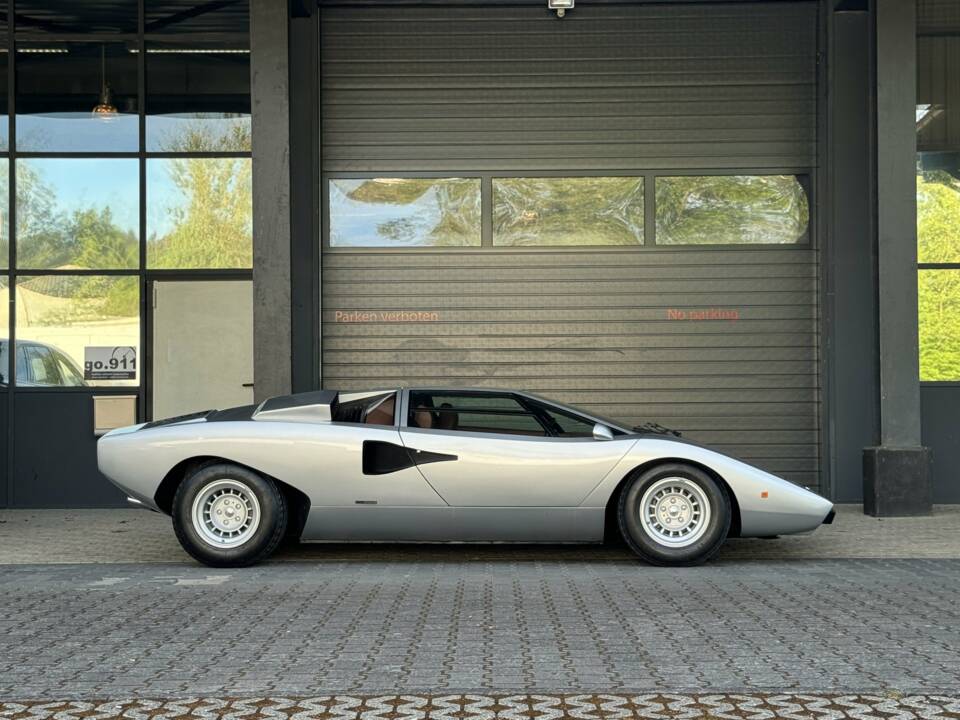 Image 3/45 of Lamborghini Countach LP 400 (1975)