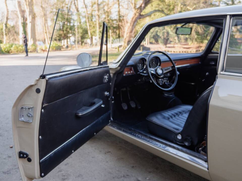 Image 18/54 of Alfa Romeo Giulia GT 1300 Junior (1972)