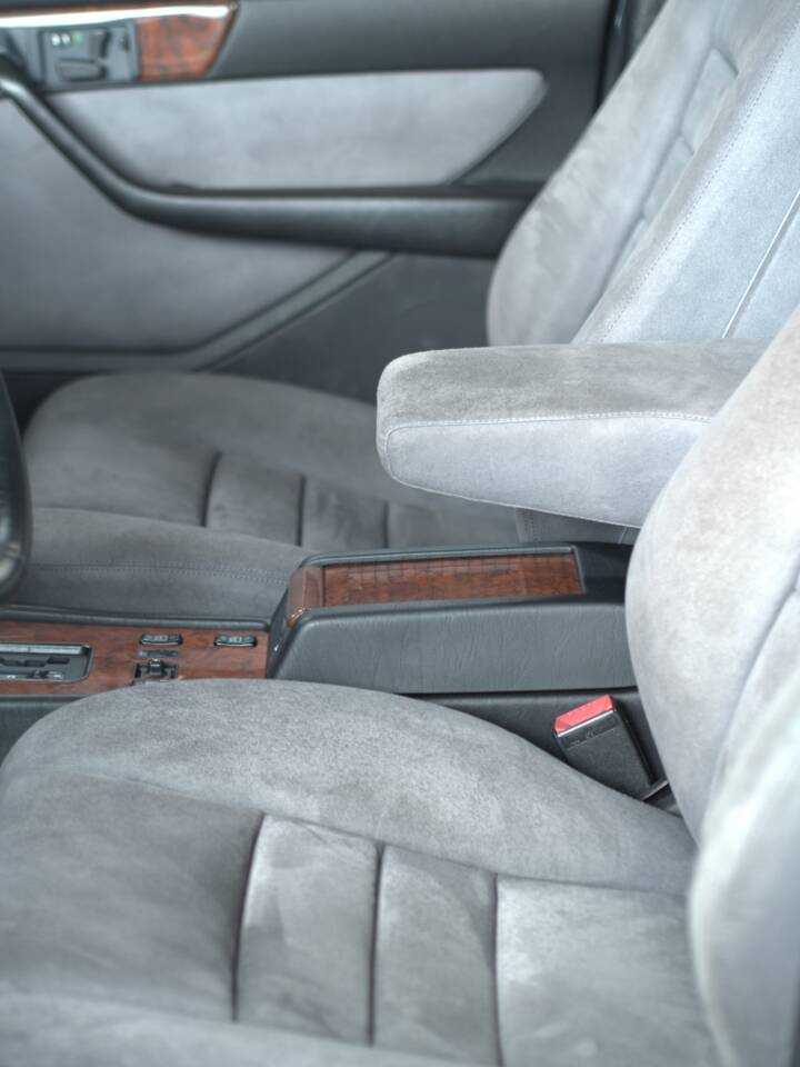Image 37/52 of Mercedes-Benz 560 SEL (1988)