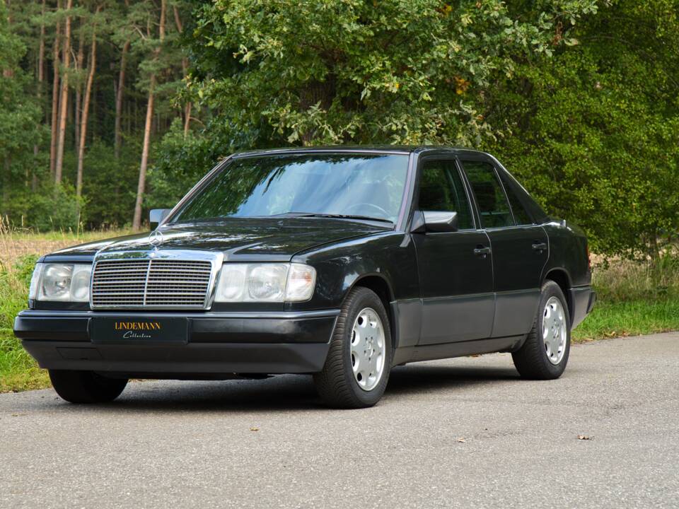 Image 4/63 of Mercedes-Benz 220 E (1993)