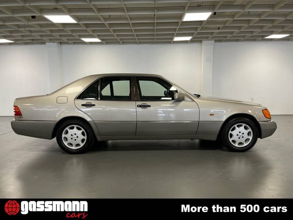 Image 4/15 of Mercedes-Benz 300 SE (1991)