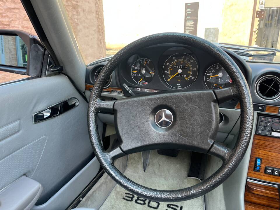 Afbeelding 121/146 van Mercedes-Benz 380 SL (1982)