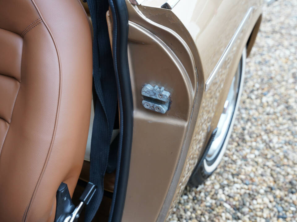 Image 13/50 of Volvo 1800 E (1972)