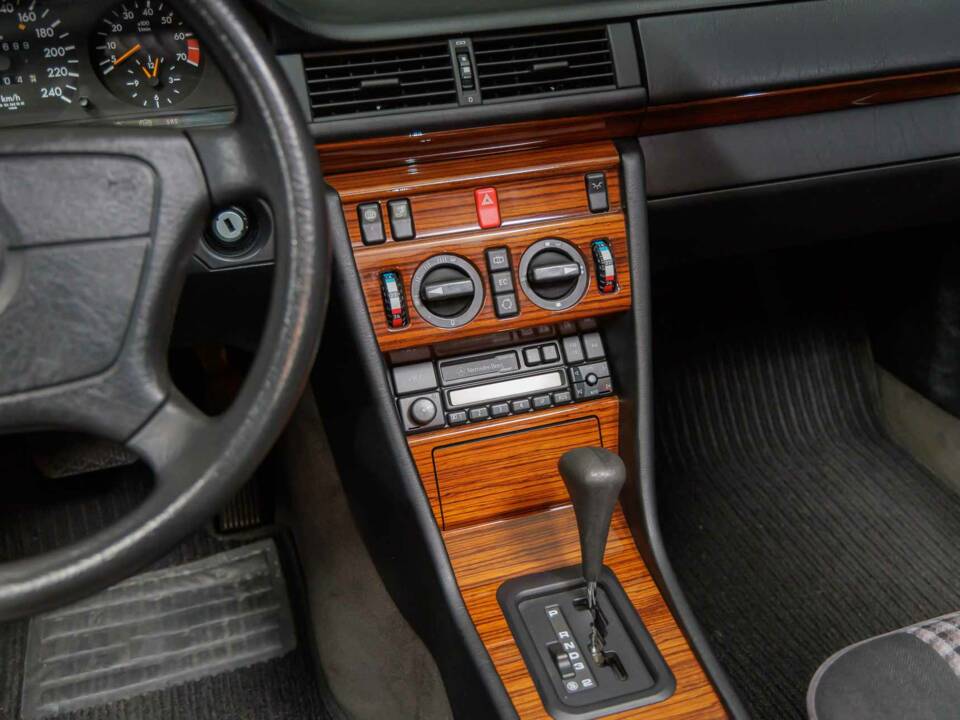 Bild 22/40 von Mercedes-Benz E 220 (1995)