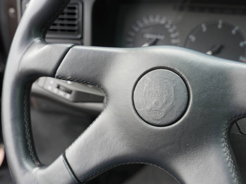Image 18/50 of Jaguar XJ 220 (1993)