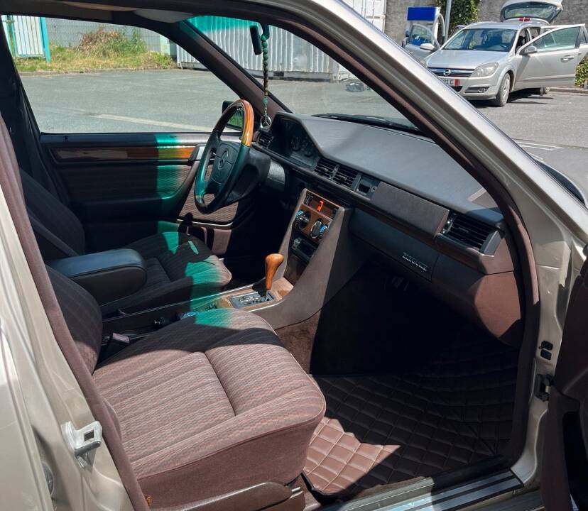 Bild 8/13 von Mercedes-Benz 260 E (1989)