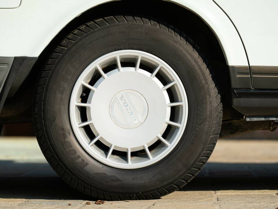 Immagine 18/43 di Volvo 240 GLE Injection (1989)