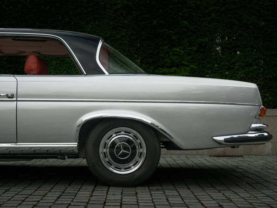Image 26/95 of Mercedes-Benz 280 SE 3,5 (1970)