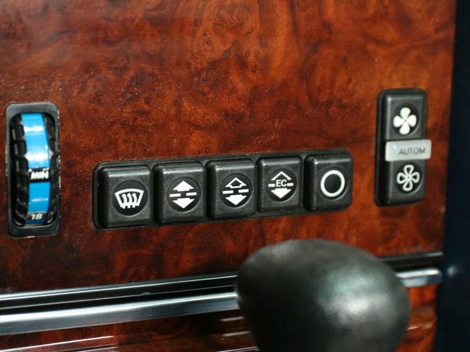 Image 16/30 of Mercedes-Benz 380 SL (1985)