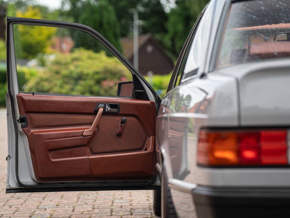Bild 20/62 von Mercedes-Benz 190 E (1983)